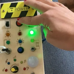 Ontvangen Montessori Busy Board met LED-lampjes van klant K****e.