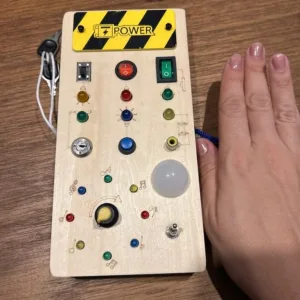 Ontvangen Montessori Busy Board met LED-verlichting van klant E***a.