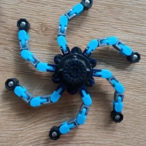 Ontvangen Transformeerbare Robot Fidget Spinner van klant V*****a.