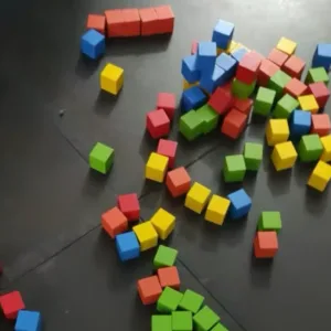 Ontvangen 50 stuks Kleurrijke Houten Kubussen Bouwblokken van klant J***e.