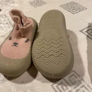 Ontvangen Baby First Walker Slip-On Sock Shoes van klant N***s.
