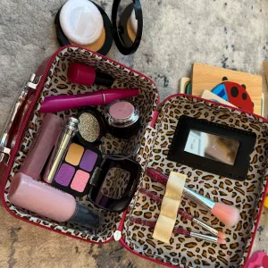 Ontvangen Kids Pretend Makeup Cosmetics Set van klant J****i.