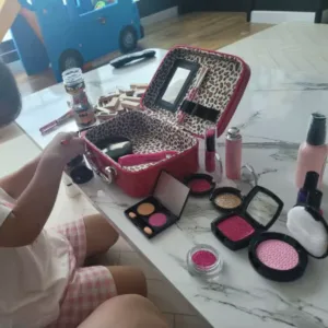 Ontvangen Kids Pretend Makeup Cosmetics Set van klant G****n.